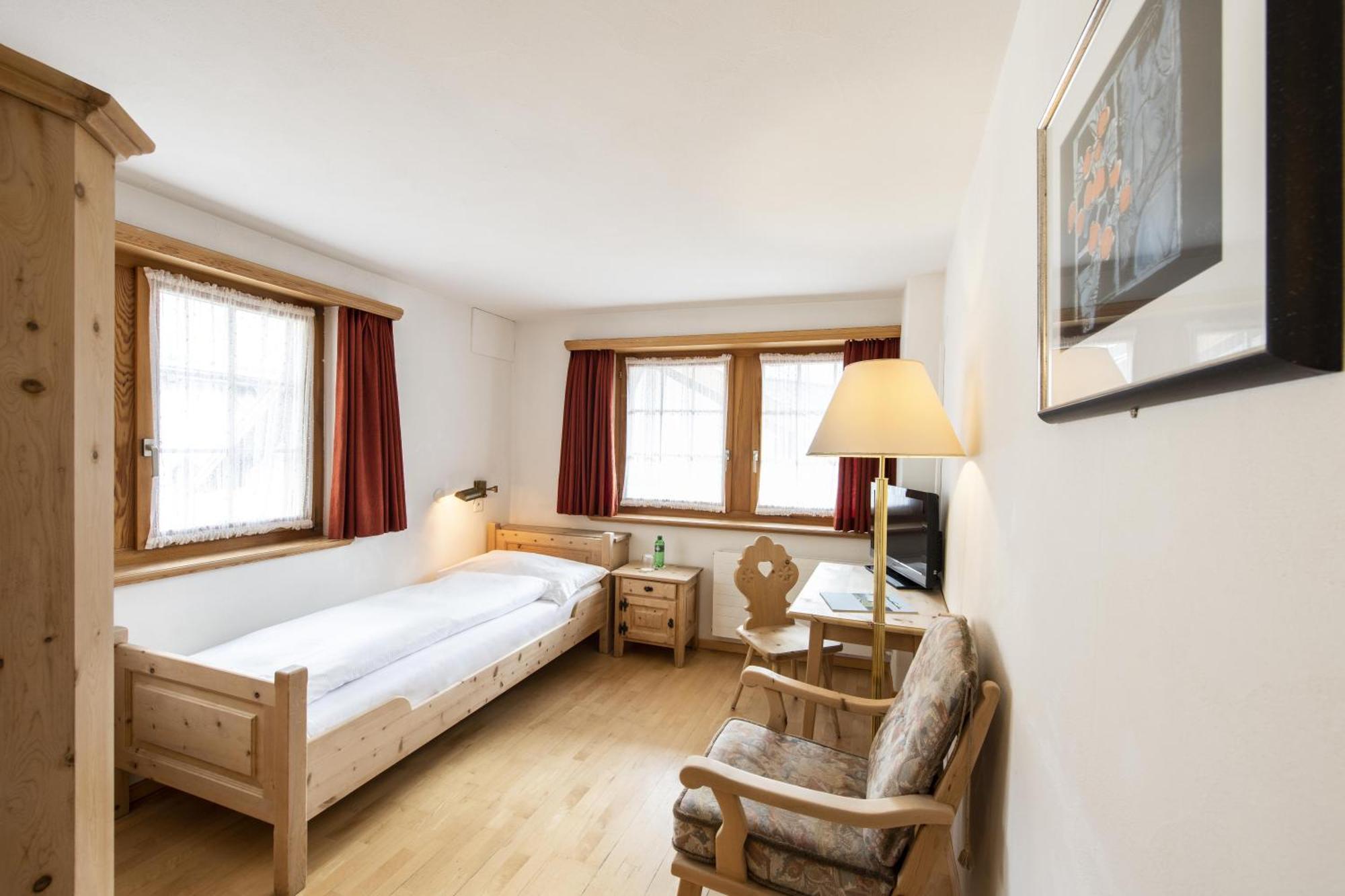 Historic Hotel Crusch Alva Zuoz Room photo